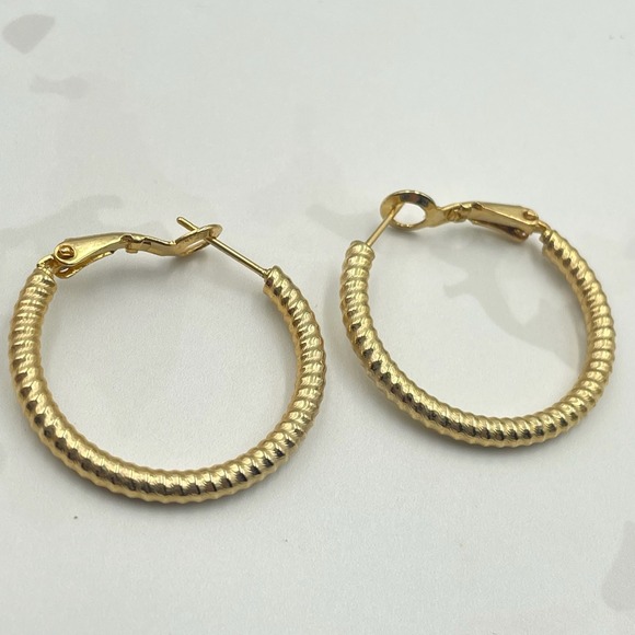 The Unbranded Brand Jewelry - Vintage Gold Tone Rope Textured Hoop Earrings Small Leverback Modern Classic